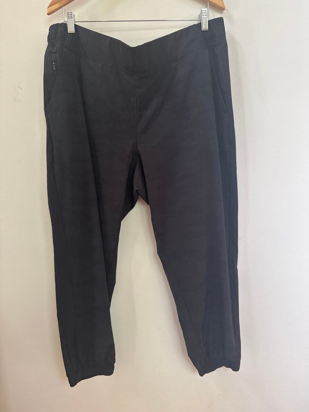 Athleta Brooklyn Joggers Ankle Black Camo Size 20 Athleisure Comfort Travel